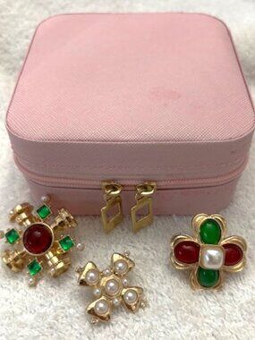 Persimmons 3-piece vintage look brooch set with pink zip storage box